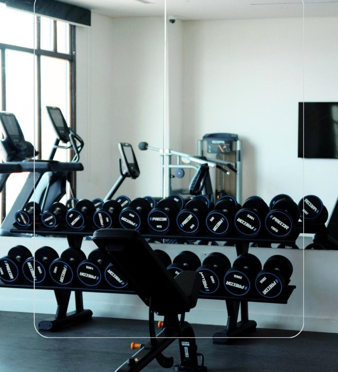 Mina Hotel And Residences By The Torch ドーハ エクステリア 写真 A set of dumbbells