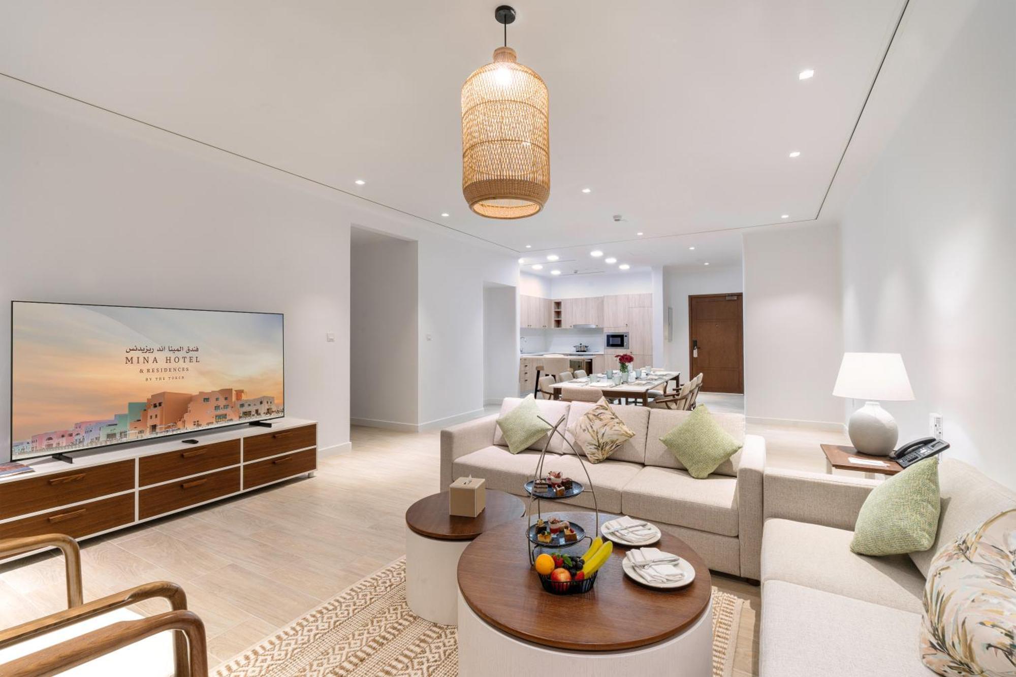 Mina Hotel And Residences By The Torch ドーハ エクステリア 写真 A living room at the Ritz-Carlton, DIFC