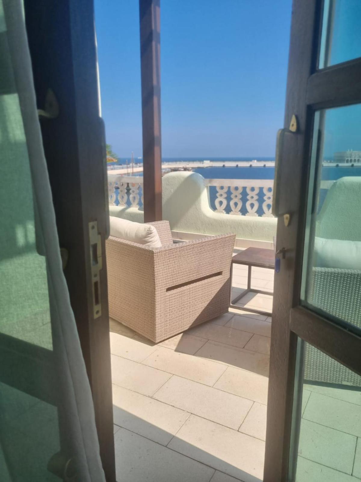 Mina Hotel And Residences By The Torch ドーハ エクステリア 写真 A balcony at the hotel