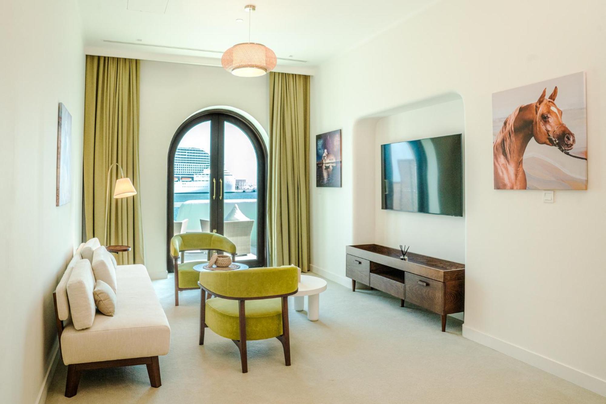 Mina Hotel And Residences By The Torch ドーハ エクステリア 写真 A living room at the hotel