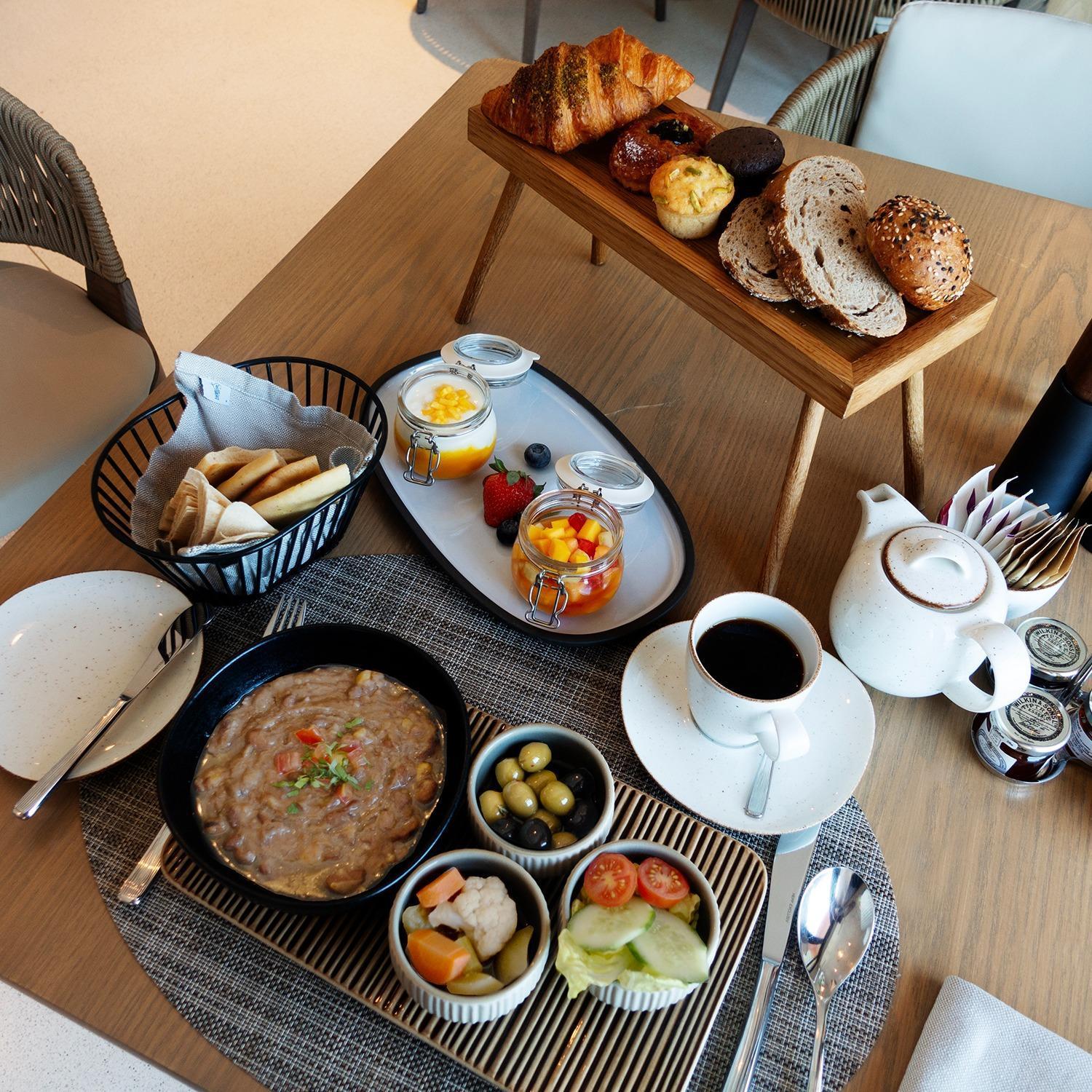 Mina Hotel And Residences By The Torch ドーハ エクステリア 写真 Israeli breakfast